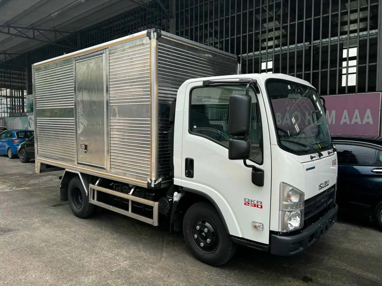 Xe tải Isuzu QKR 230 thùng kín
