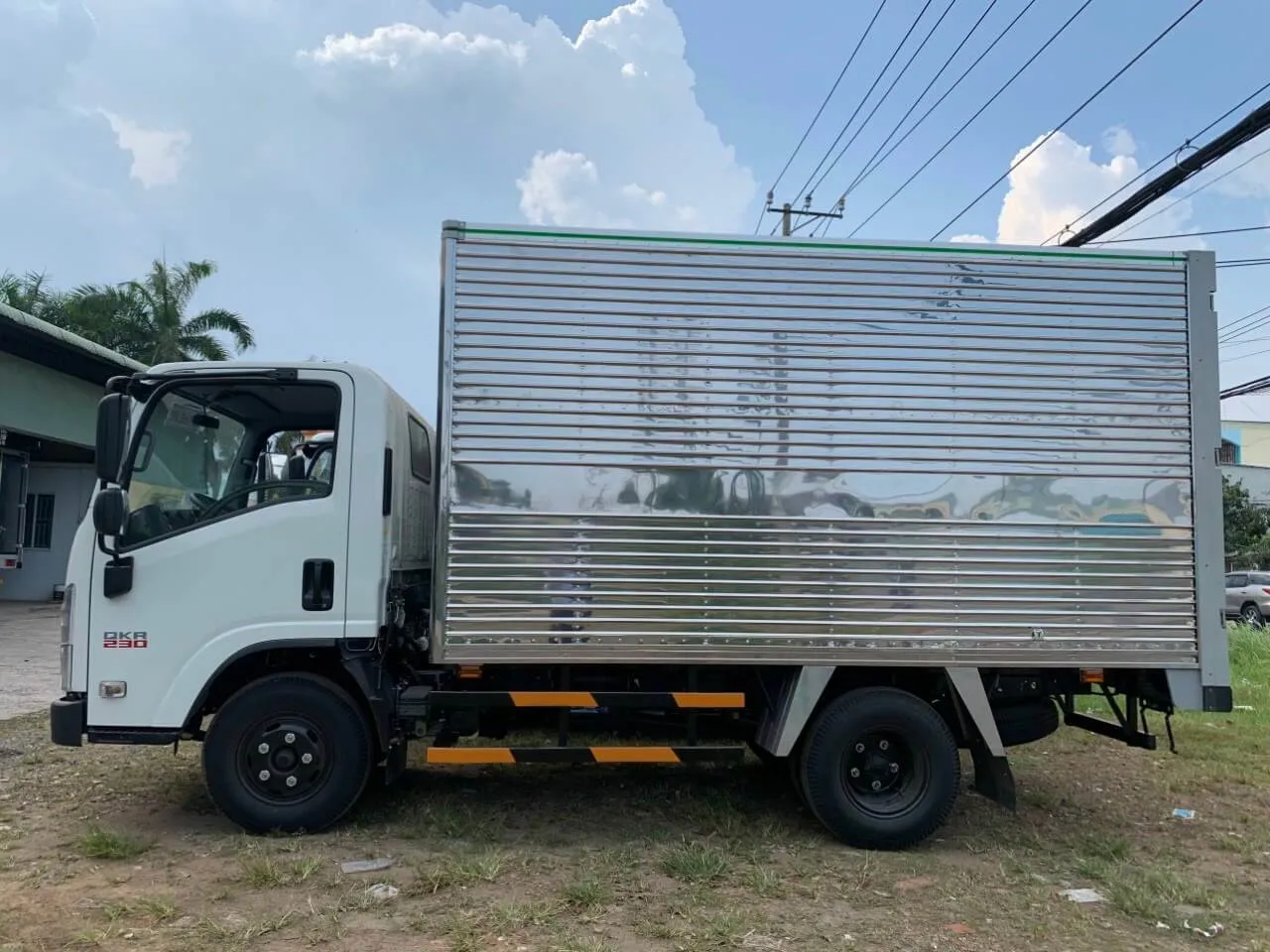 Xe tải Isuzu QKR 230 thùng kín - góc sau