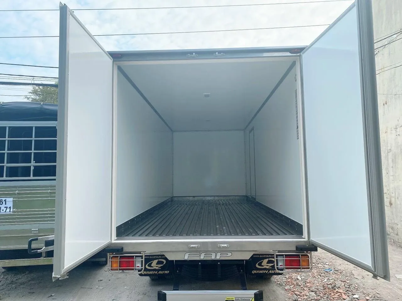 Xe tải Isuzu QKR 230 thùng bảo ôn