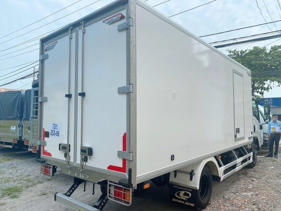 Xe tải Isuzu QKR 230 thùng đông lạnh