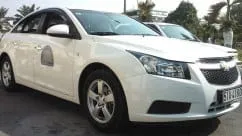 Học viên nữ học lái xe ô tô 1 kèm 1 với giáo viên hướng dẫn