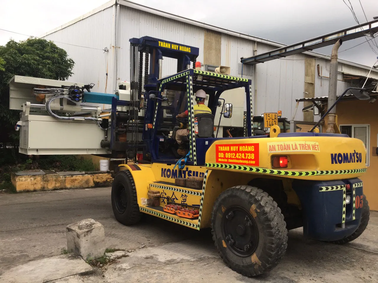 Xe nâng 13.5 tấn chuyên dụng cho các kiện hàng trung bình