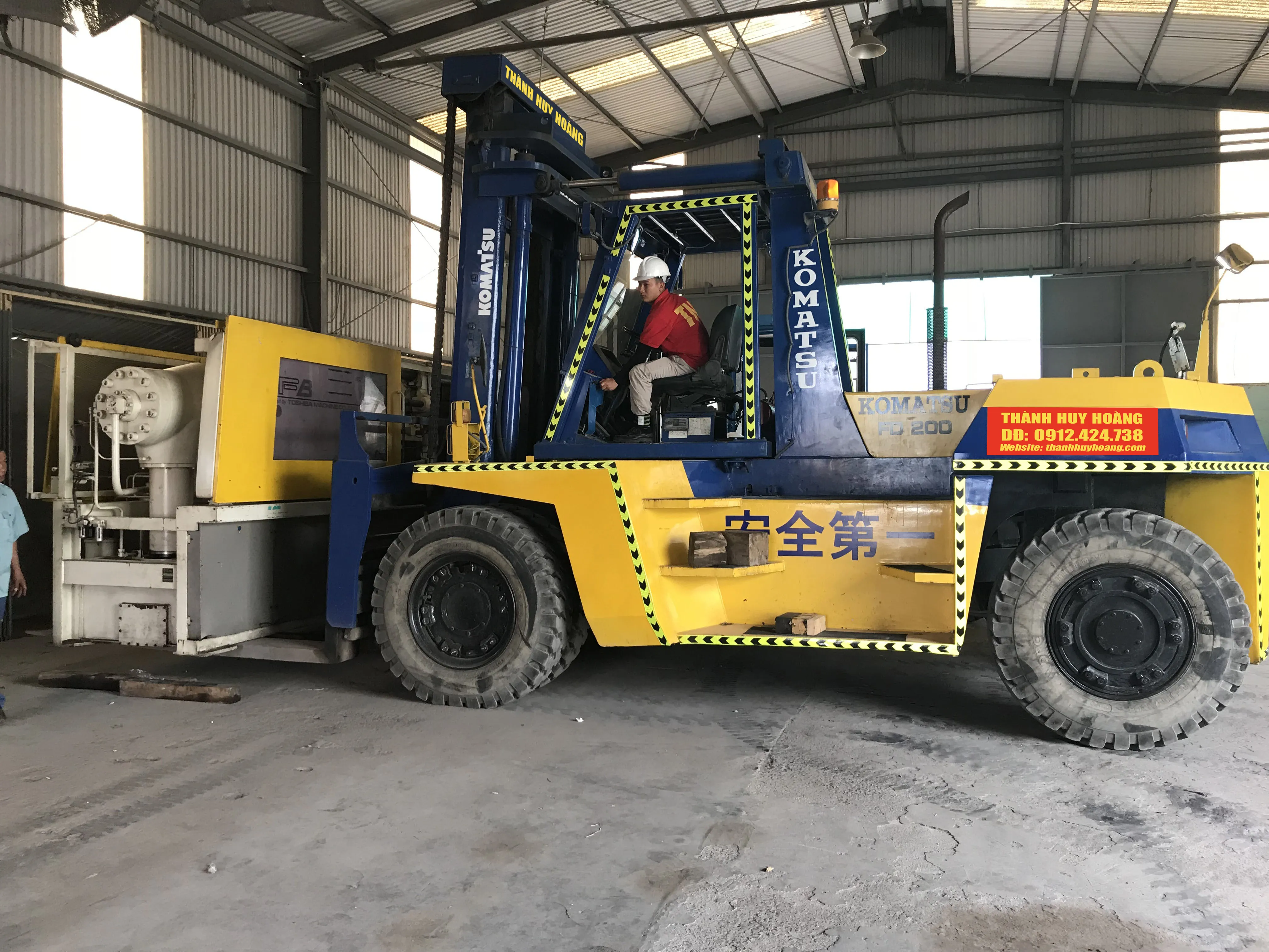 Xe nâng hàng 20 tấn đáp ứng nhu cầu sản xuất công nghiệp