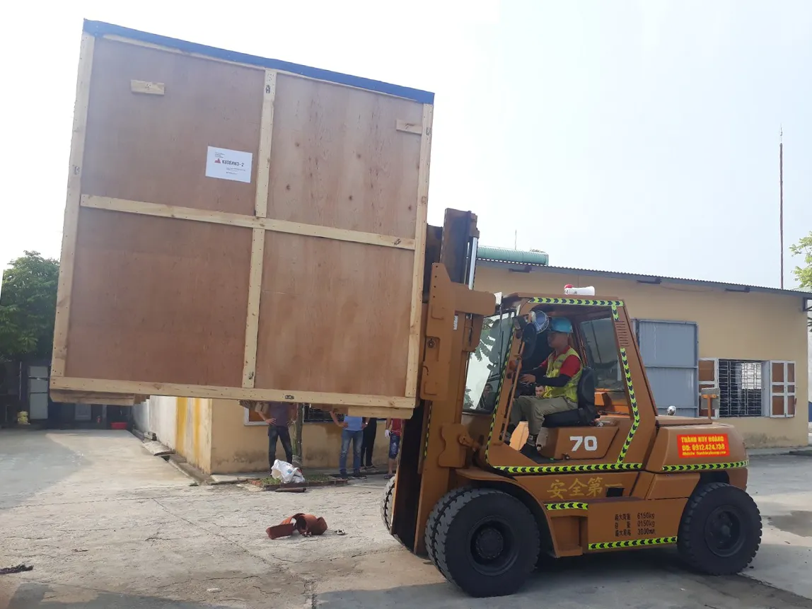 Xe nâng 7 tấn với hệ thống khung nâng chắc chắn