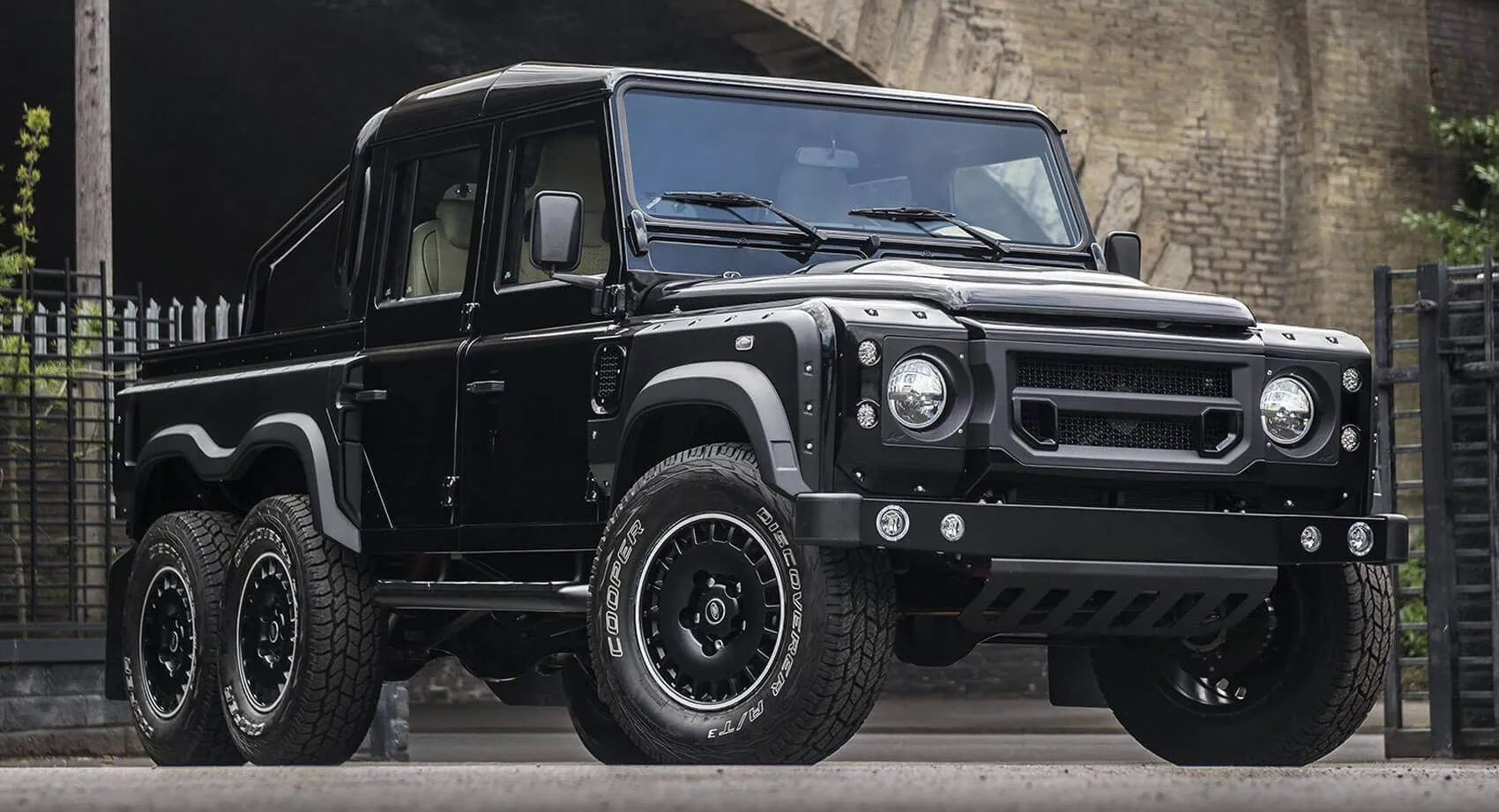 Xe bán tải 6 bánh Kahn Flying Huntsman 6x6 phát triển từ Land Rover Defender