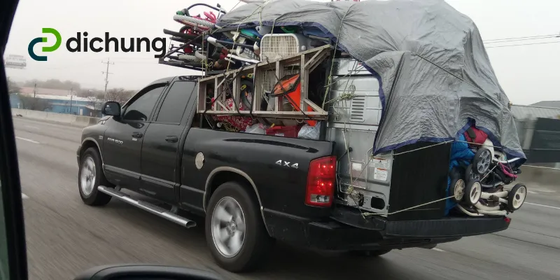 Một xe bán tải được chằng buộc hàng hóa cồng kềnh, minh họa việc tuân thủ quy tắc an toàn