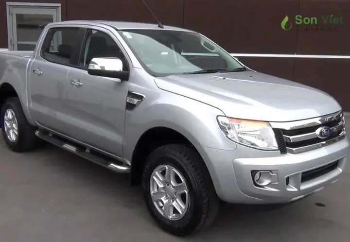 Chiếc xe bán tải Ford Ranger màu bạc đang đỗ ngoài trời, thân xe cứng cáp