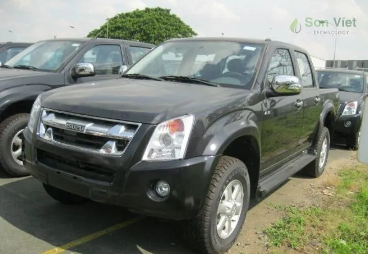 Xe bán tải Isuzu D-Max màu trắng đang đi trên đường cao tốc dưới ánh nắng mặt trời