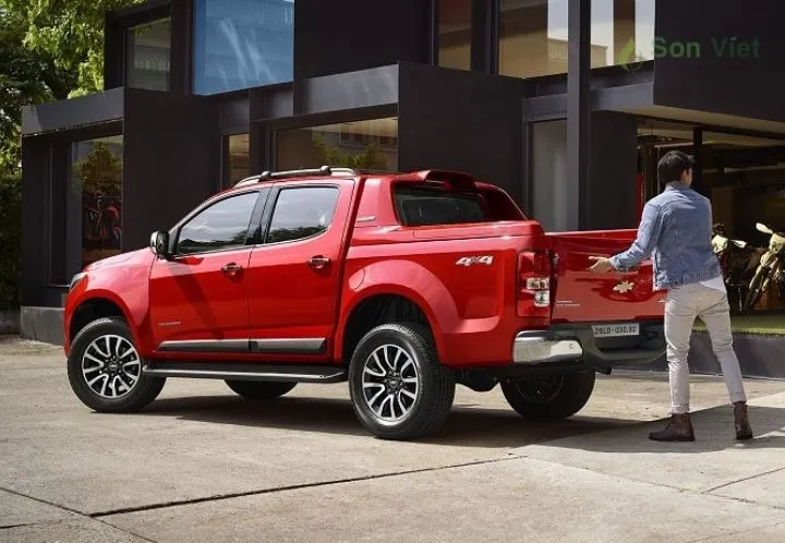 Chiếc xe bán tải Chevrolet Colorado đang chạy qua một khu vực địa hình khó khăn