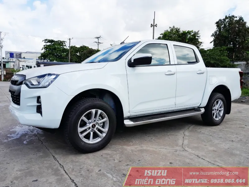 Ngoại hình tổng thể mạnh mẽ của xe bán tải Isuzu D-Max Prestige 1.9 AT 4x2 màu trắng