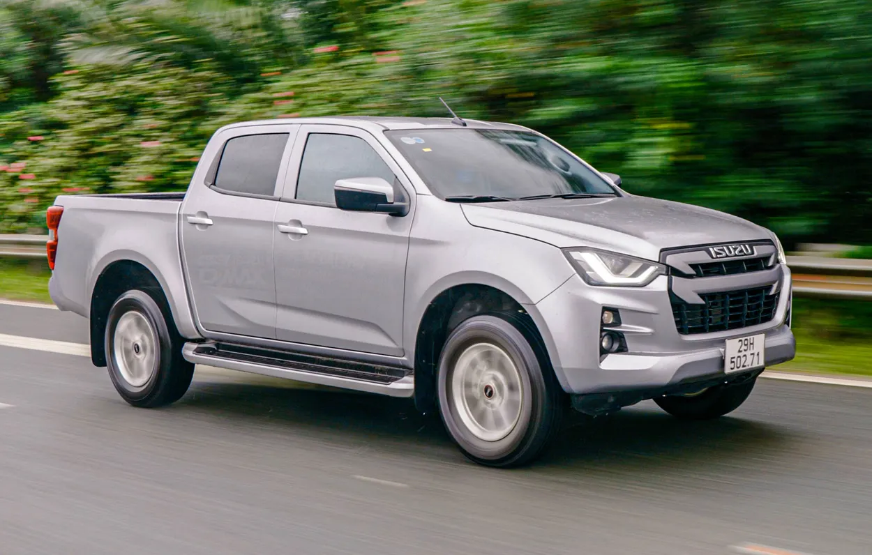 Góc nhìn phía trước xe bán tải Isuzu D-Max số sàn, làm nổi bật đèn pha và lưới tản nhiệt