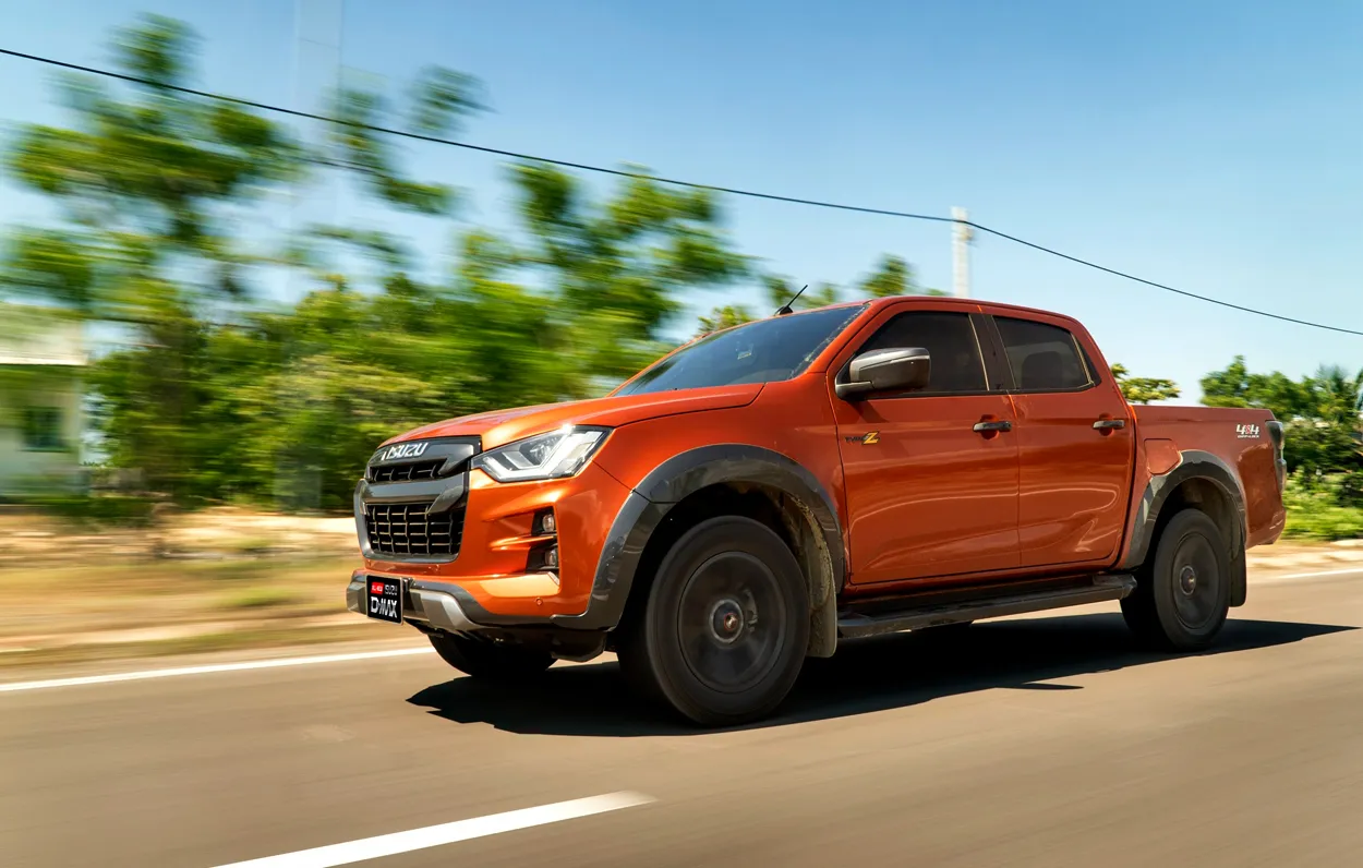 Xe bán tải Isuzu D-Max số sàn đang di chuyển trên đường cao tốc, thể hiện khả năng vận hành ổn định