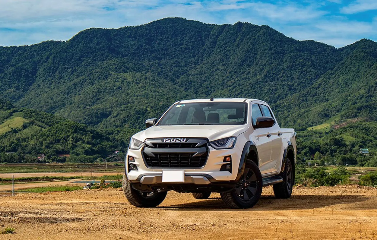 Xe bán tải Isuzu D-Max số sàn đang di chuyển trên đường đất bùn lầy, minh họa khả năng off-road