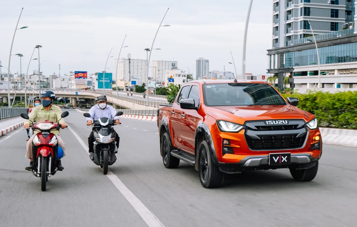 Nội thất xe bán tải Isuzu D-Max số sàn, hiển thị cần số và giao diện điều khiển