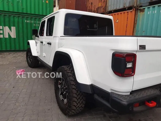 Thiết kế hông xe Jeep Gladiator Rubicon với mui cứng tháo rời và lốp gai địa hình