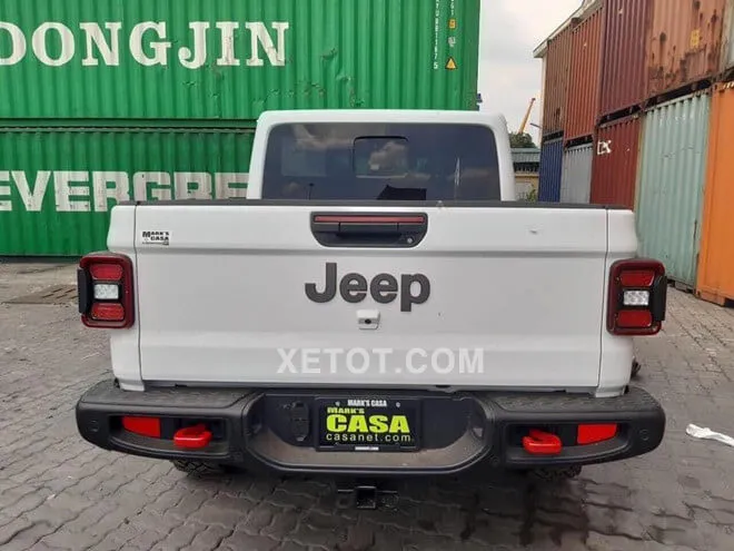 Đuôi xe Jeep Gladiator Rubicon màu đỏ với cụm đèn hậu phá cách và cản sau to bản