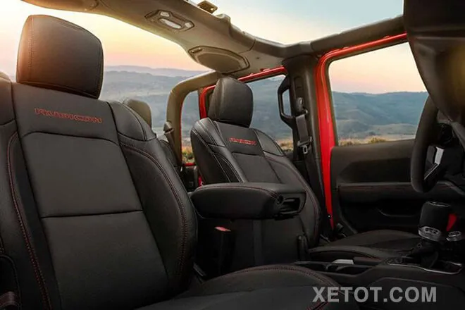 Toàn cảnh nội thất Jeep Gladiator Rubicon với thiết kế trần tháo rời và tông màu tương phản