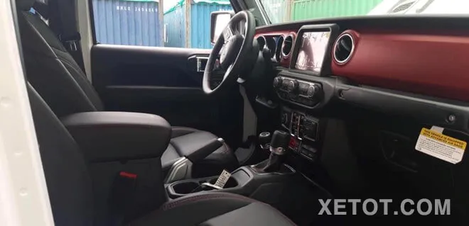 Chi tiết mặt táp lô Jeep Gladiator Rubicon với tông màu đỏ đen và cửa gió tròn cổ điển