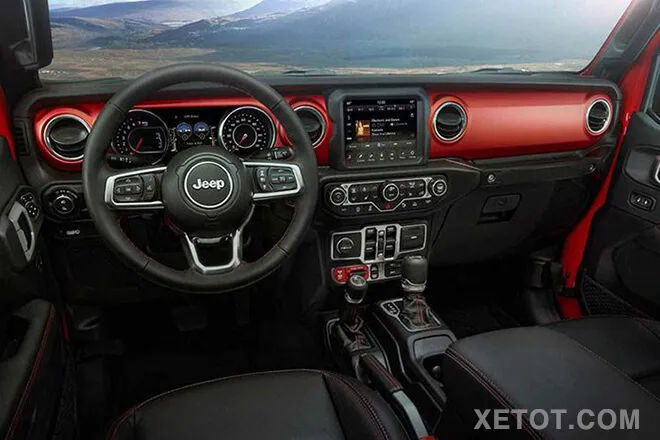 Khoang lái Jeep Gladiator Rubicon với vô lăng bọc da và cần số gài cầu nổi bật