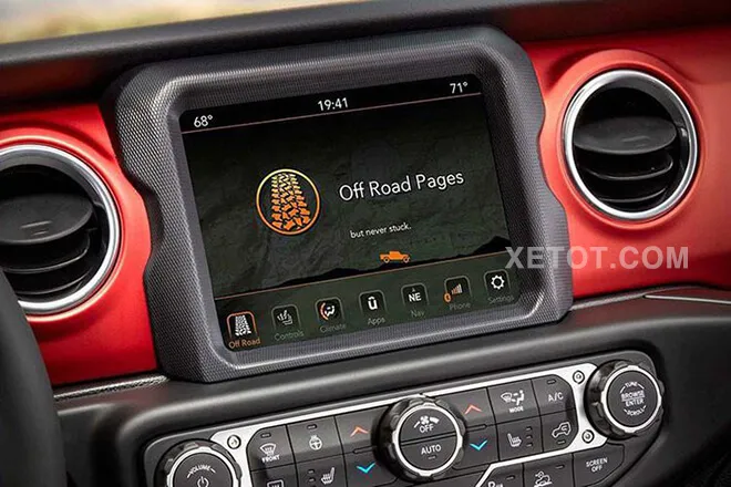 Hàng ghế sau rộng rãi của Jeep Gladiator Rubicon với chỉ khâu tương phản màu đỏ