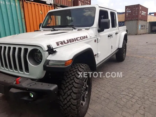Xe Jeep Gladiator Rubicon màu đỏ với lưới tản nhiệt 7 khe đặc trưng