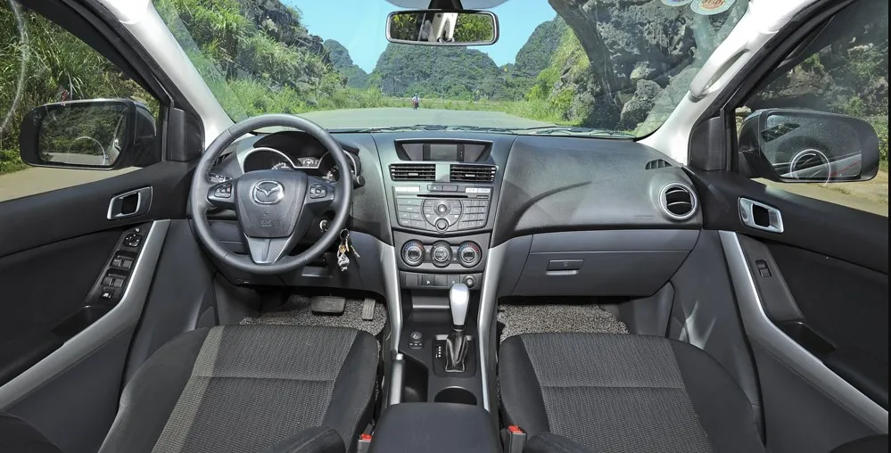 Nội thất khoang lái xe bán tải Mazda BT-50 cũ