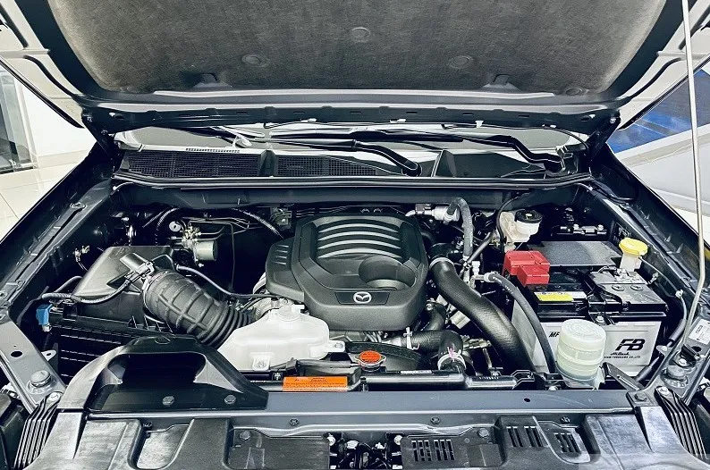 Xe bán tải Mazda BT-50 cũ với khoang động cơ đã qua sử dụng