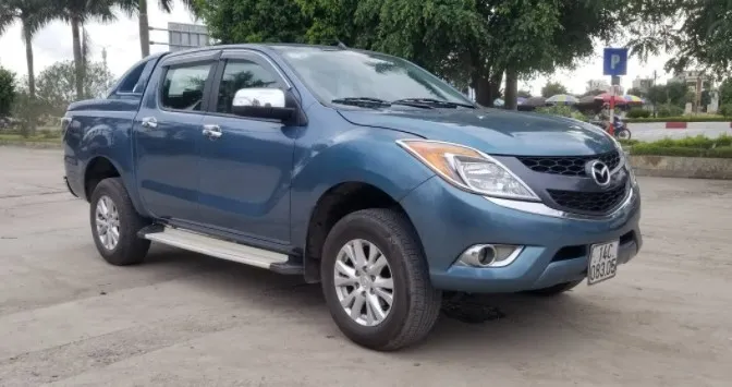 Chi tiết đèn pha và lưới tản nhiệt của Mazda BT-50 đời cũ