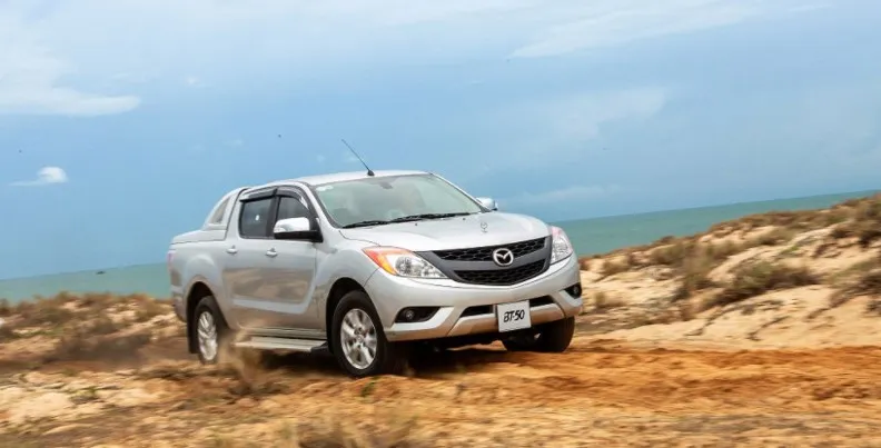 Xe bán tải Mazda BT-50 cũ với ngoại thất màu trắng