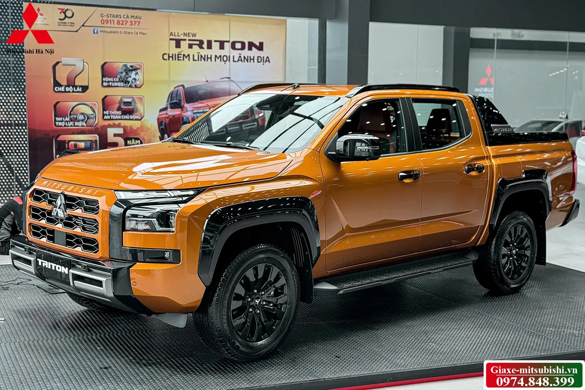 Xe bán tải Mitsubishi Triton 2025 4WD AT Athlete màu cam đang di chuyển trên địa hình cát