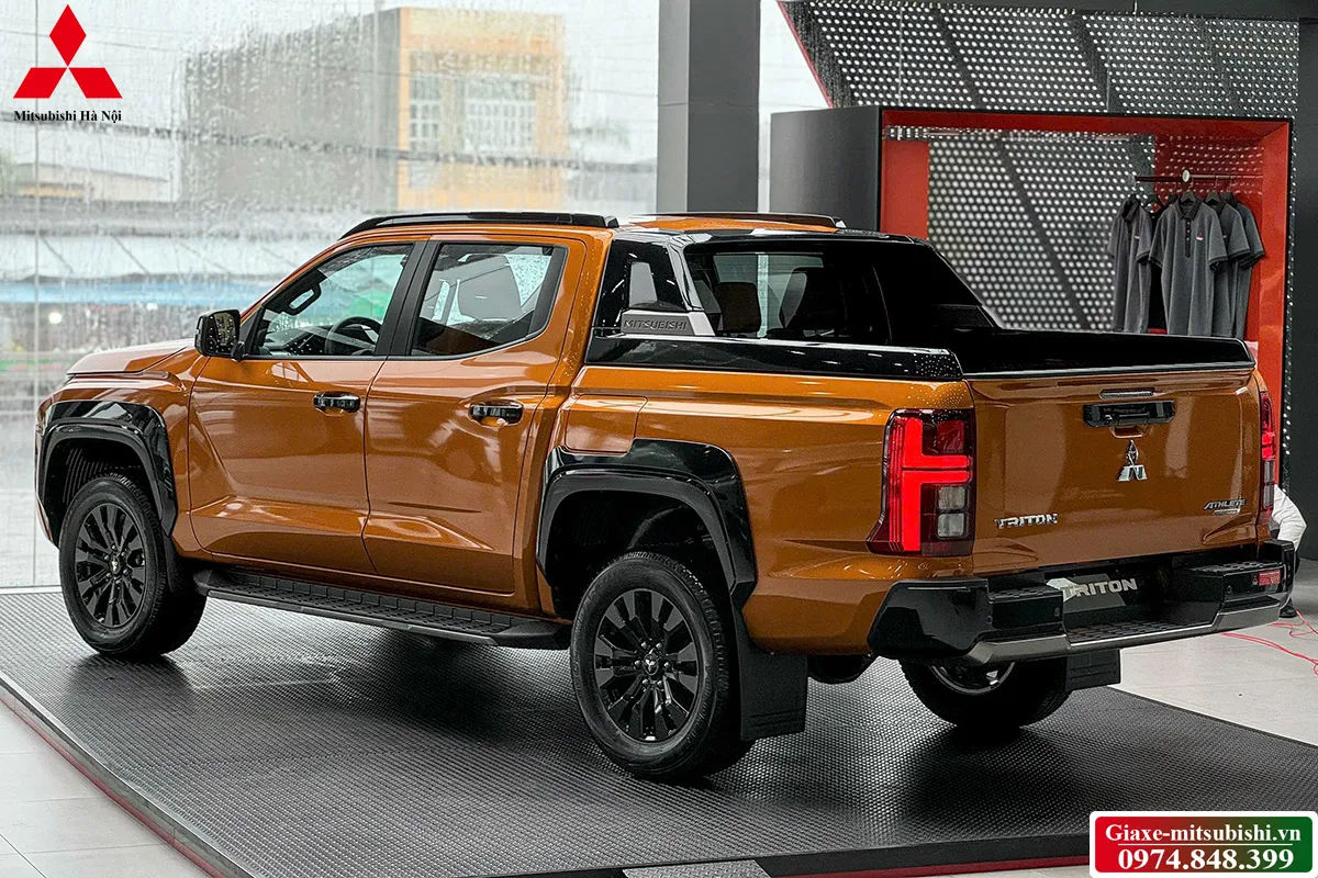 Cận cảnh cụm đèn hậu LED chữ T trên xe bán tải triton 2026