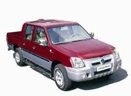 Hình ảnh chiếc xe bán tải PMC Premio được chụp từ góc nghiêng phía trước, thể hiện kiểu dáng cơ bản của dòng xe