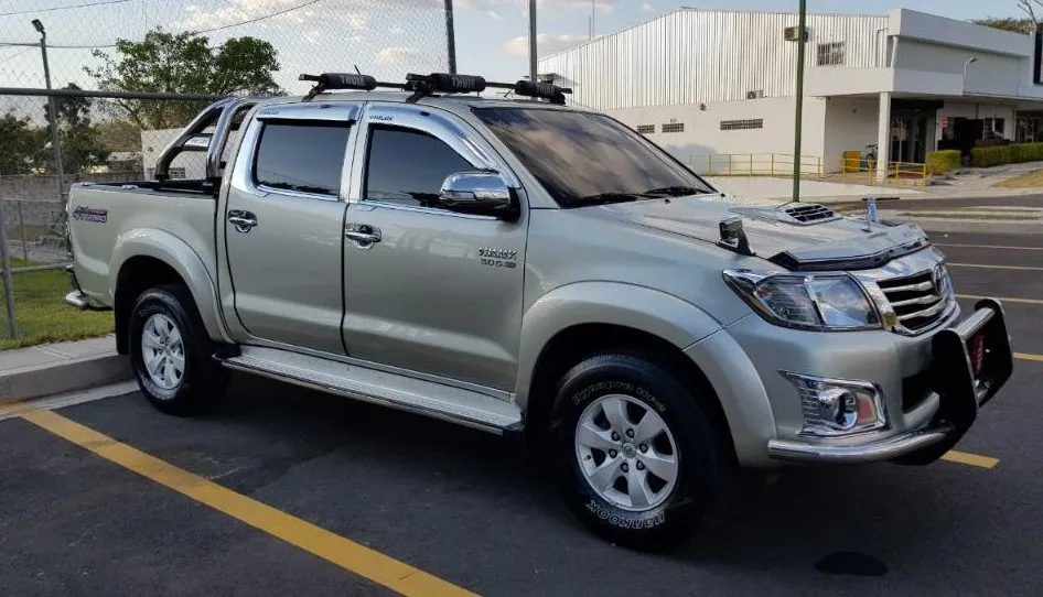 Nội thất đơn giản, tập trung vào tính thực dụng của Hilux đời 2014