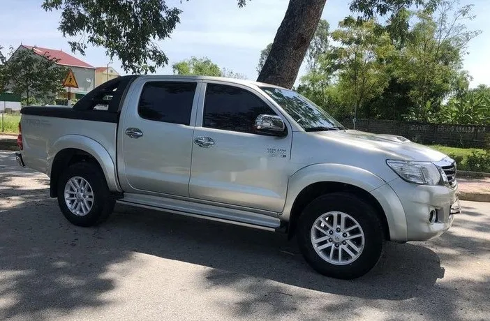 Thiết kế ngoại thất mạnh mẽ, gầm cao của Toyota Hilux 2014