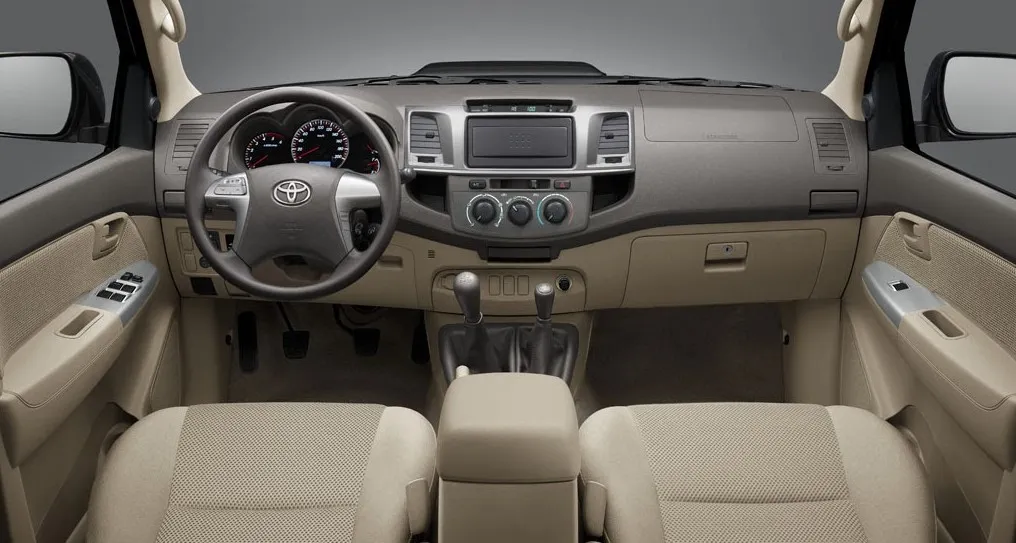 Hình ảnh trực diện Toyota Hilux 2014 với cụm đèn pha và lưới tản nhiệt