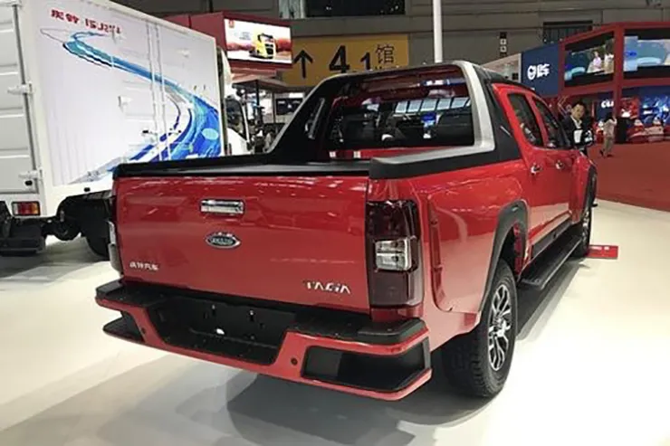 Khoang lái Qingling Taga với thiết kế thực dụng và màn hình cảm ứng 8 inch, một điểm nổi bật của xe bán tải Trung Quốc