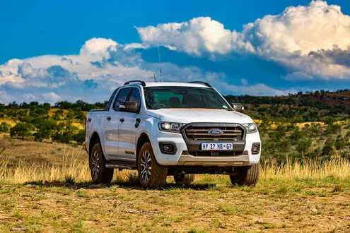 Gia đình đang sử dụng xe bán tải cho chuyến đi dã ngoại