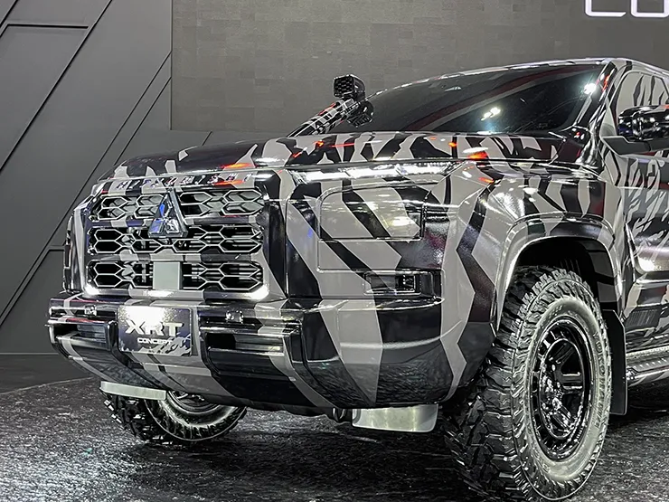 Hình ảnh chi tiết bệ bước chân và bánh xe của Mitsubishi XRT Concept, thể hiện sự thô ráp và khả năng off-road