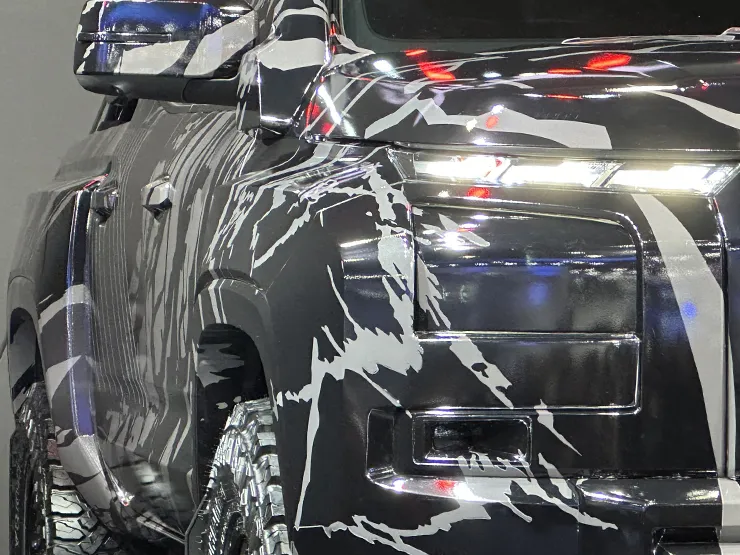 Hình ảnh phần đầu và ống thở của Mitsubishi XRT Concept, nhấn mạnh khả năng lội nước sâu và thiết kế hầm hố của xe bán tải