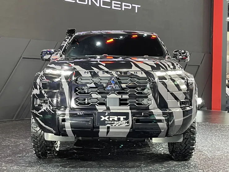Hình ảnh cận cảnh mặt trước của Mitsubishi XRT Concept tại triển lãm, làm nổi bật chi tiết lưới tản nhiệt tổ ong và đèn chiếu sáng ban ngày