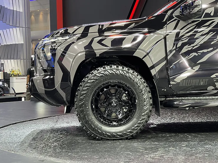 Hình ảnh thân xe Mitsubishi XRT Concept, nổi bật với chi tiết bệ bước thô và thiết kế cửa, cho thấy sự vuông vắn và hiện đại