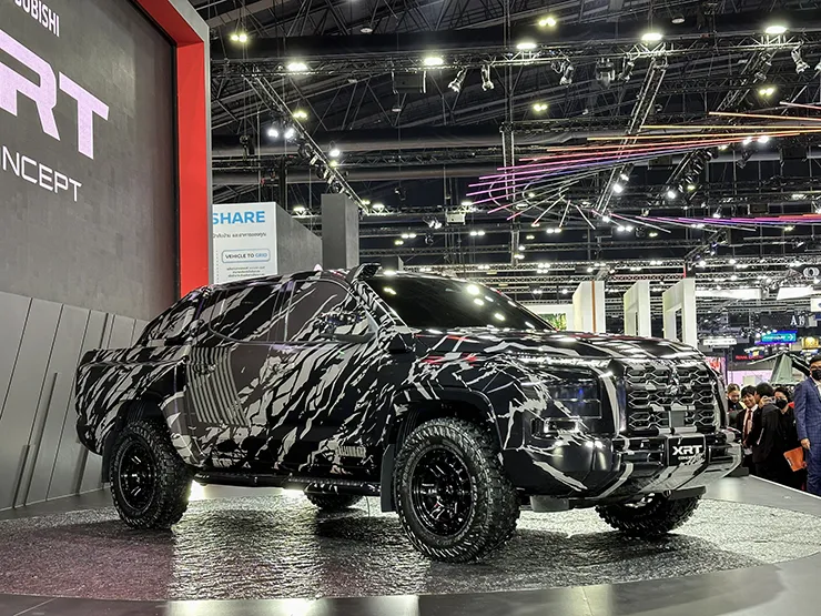 Hình ảnh xe bán tải ý tưởng của Mitsubishi XRT Concept, chụp góc sau bên phải, tập trung vào thùng hàng và lốp dự phòng