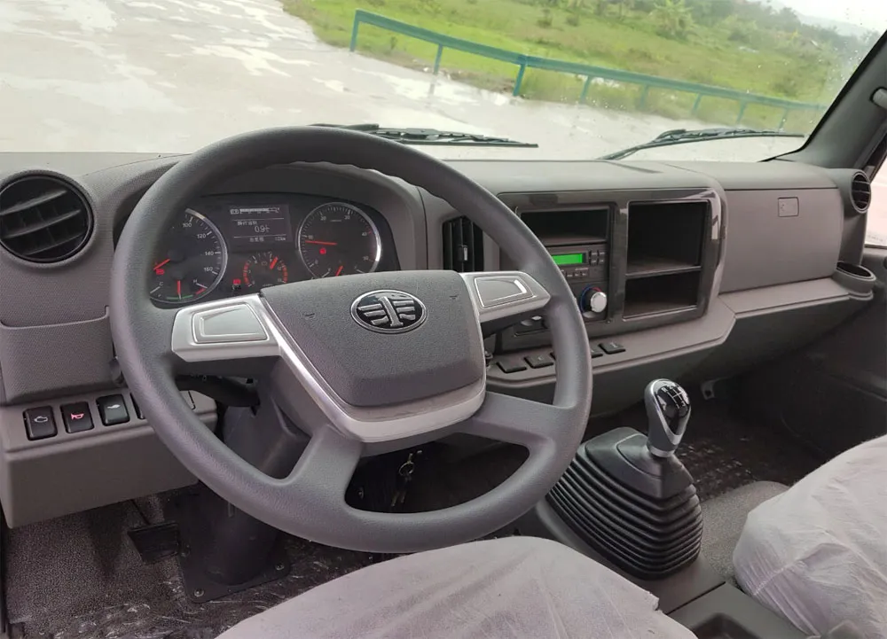 Góc nghiêng thân xe và thùng ben lớn, thể hiện khả năng chịu tải của dòng xe ben 2 cầu