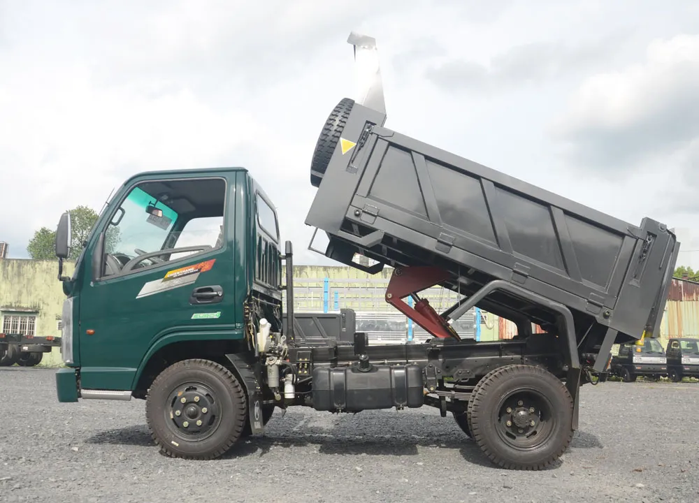 Xe ben Chiến Thắng 2 tấn 3 đang nâng ben kiểu chữ A truyền thống tại công trường