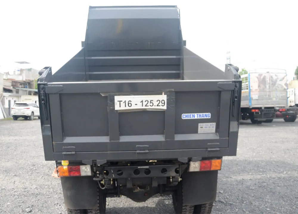 Thiết kế thùng vuông, vật liệu thép chất lượng cao của xe ben 2 tấn tối ưu cho đường hẹp