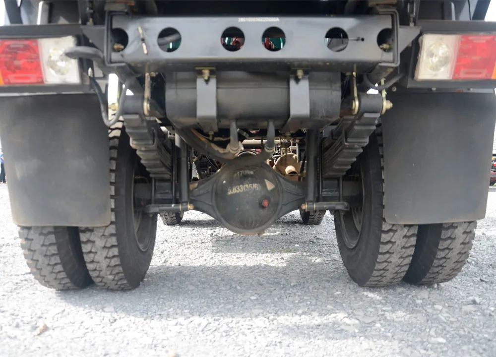 Trục sau và hệ thống treo phụ thuộc của xe ben 2 tấn, với nhíp 2 tầng và thắng dầu trợ lực