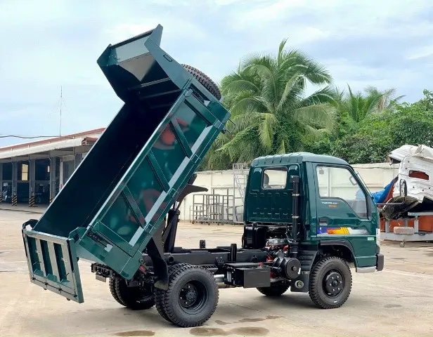 Góc nhìn phía sau xe ben tự đổ 2.5 tấn 2 khối FD250