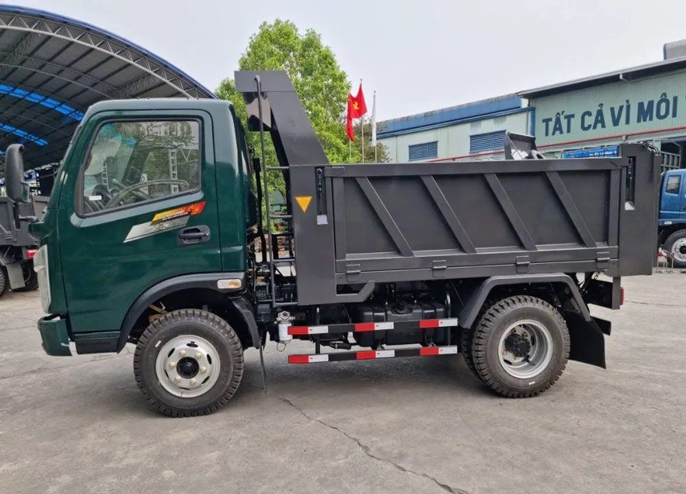 Góc chụp phía sau xe ben Chiến Thắng 4.98 tấn cho thấy hệ thống ben và bánh sau