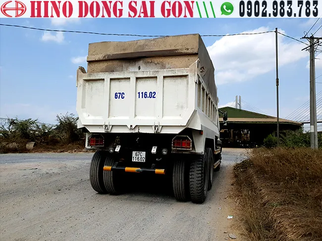 Mẫu xe ben hino 15 tấn hoạt động mạnh mẽ tại công trình