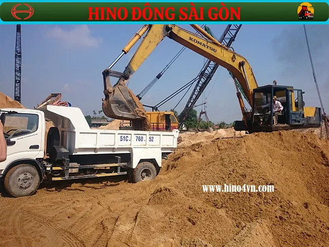 Xe ben Hino 4.5 tấn đang hoạt động ngoài công trường, chuyên chở vật liệu xây dựng